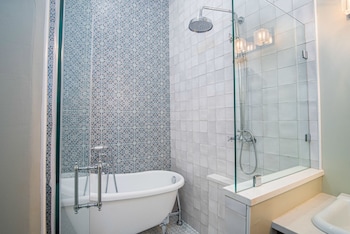 exquisite studio guesthouse near downtowns core