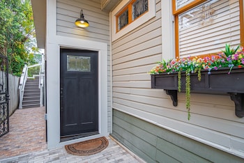 exquisite studio guesthouse near downtowns core
