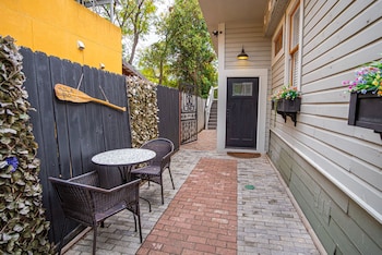 exquisite studio guesthouse near downtowns core