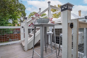 exquisite studio guesthouse near downtowns core