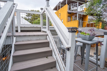 exquisite studio guesthouse near downtowns core