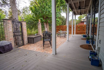 exquisite studio guesthouse near downtowns core
