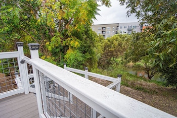 exquisite studio guesthouse near downtowns core