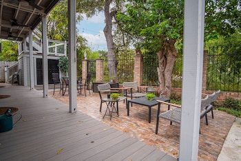 exquisite studio guesthouse near downtowns core
