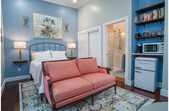 exquisite studio guesthouse near downtowns core