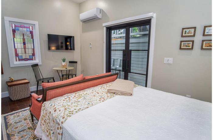 exquisite studio guesthouse near downtowns core