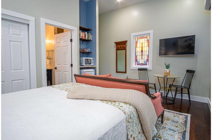 exquisite studio guesthouse near downtowns core