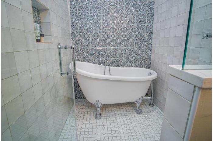 exquisite studio guesthouse near downtowns core