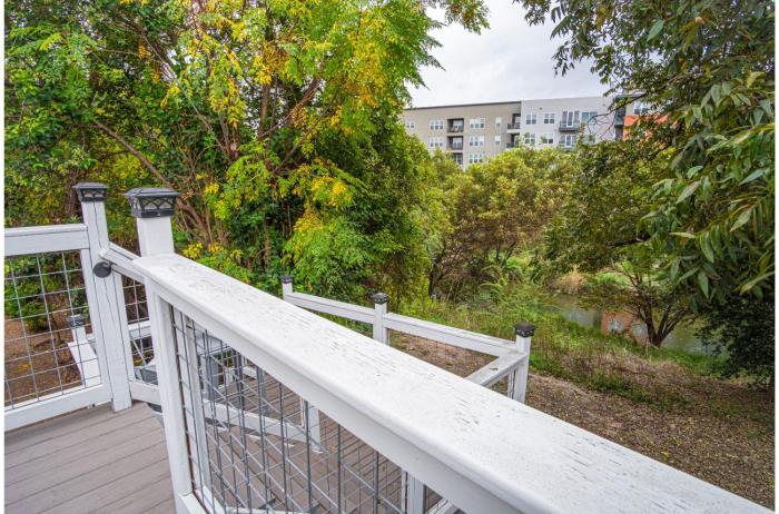 exquisite studio guesthouse near downtowns core
