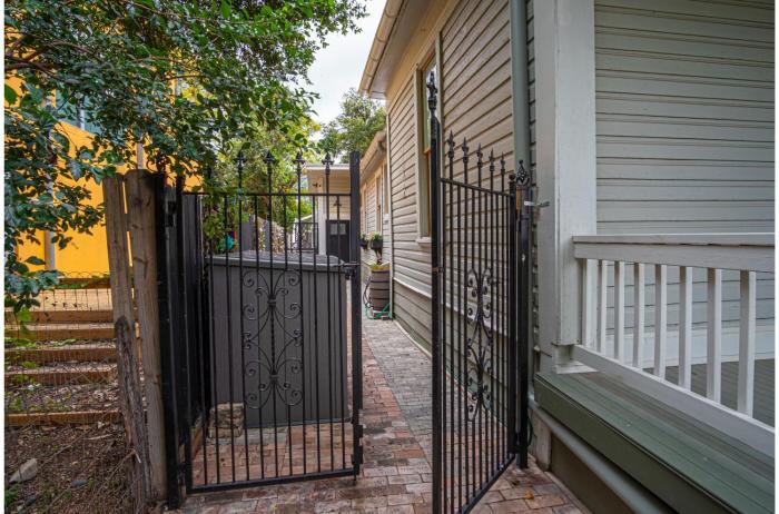 exquisite studio guesthouse near downtowns core