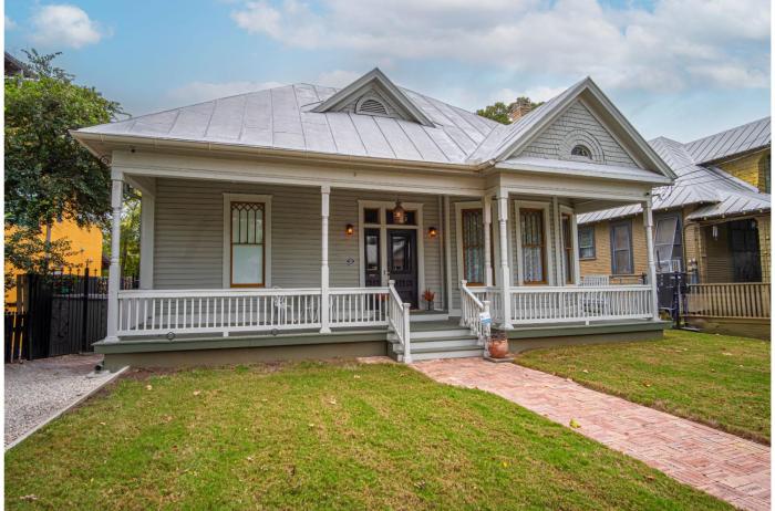 exquisite studio guesthouse near downtowns core