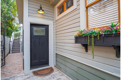 exquisite studio guesthouse near downtowns core