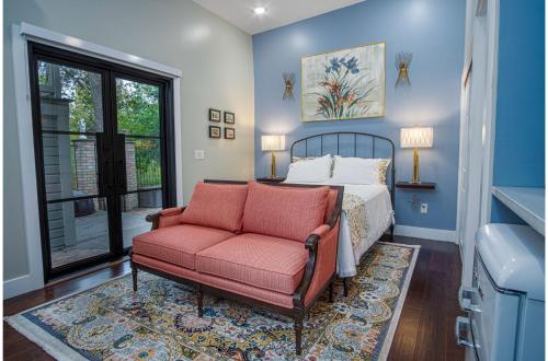 exquisite studio guesthouse near downtowns core