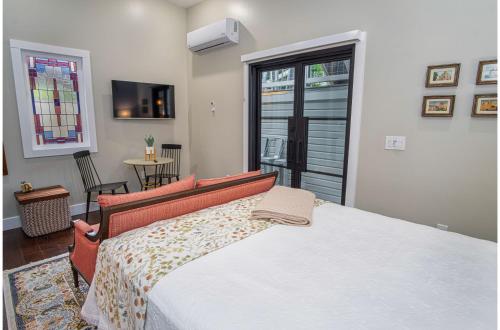exquisite studio guesthouse near downtowns core