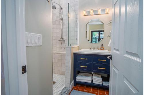 exquisite studio guesthouse near downtowns core