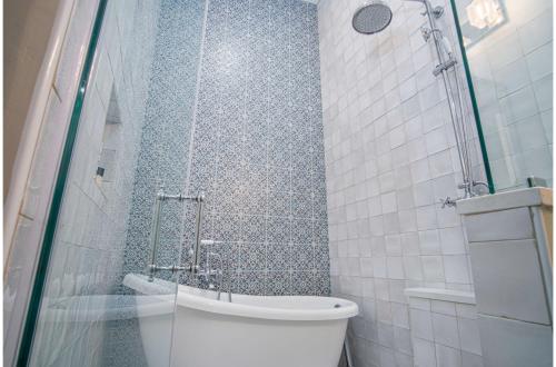 exquisite studio guesthouse near downtowns core