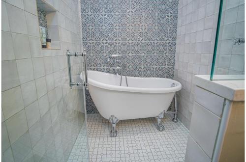 exquisite studio guesthouse near downtowns core