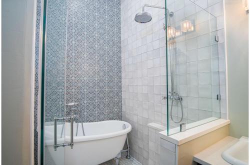 exquisite studio guesthouse near downtowns core