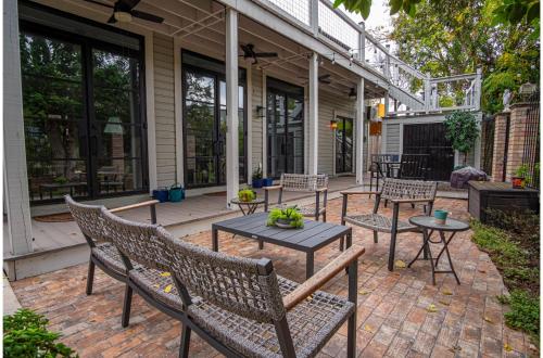 exquisite studio guesthouse near downtowns core