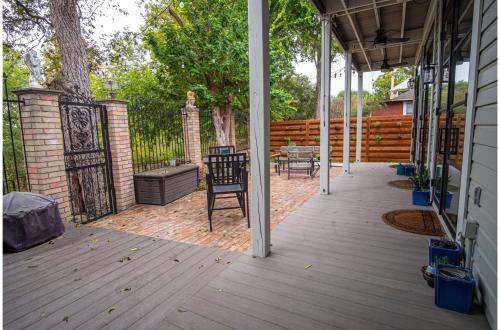 exquisite studio guesthouse near downtowns core