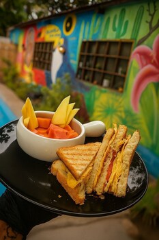 waikiki beach hostel