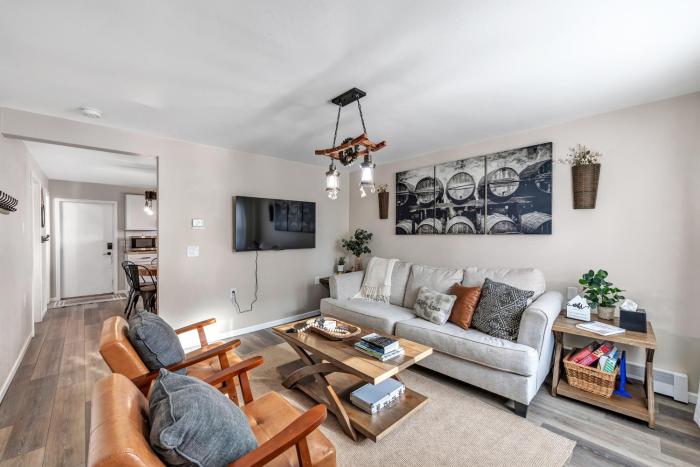newly renovated walking distance to pier