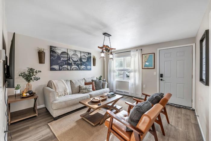 newly renovated walking distance to pier