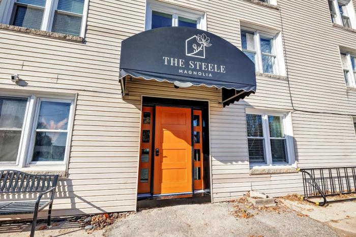 newly renovated walking distance to pier