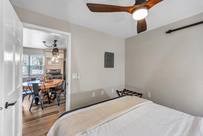 newly renovated walking distance to pier