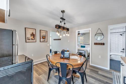 newly renovated walking distance to pier