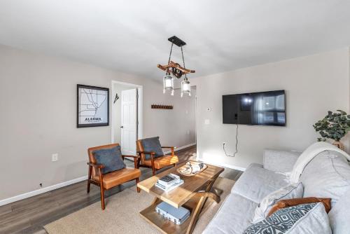newly renovated walking distance to pier