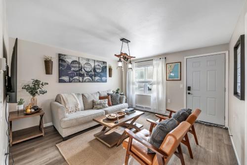 newly renovated walking distance to pier