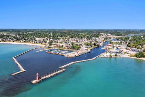 newly renovated walking distance to pier