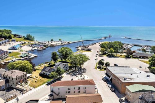 newly renovated walking distance to pier