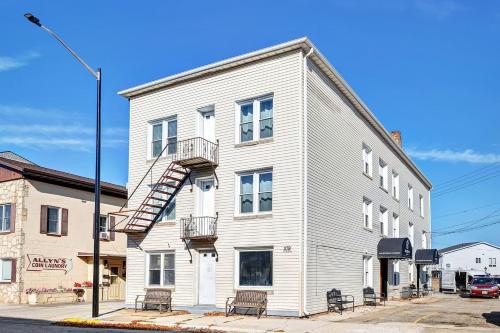 newly renovated walking distance to pier