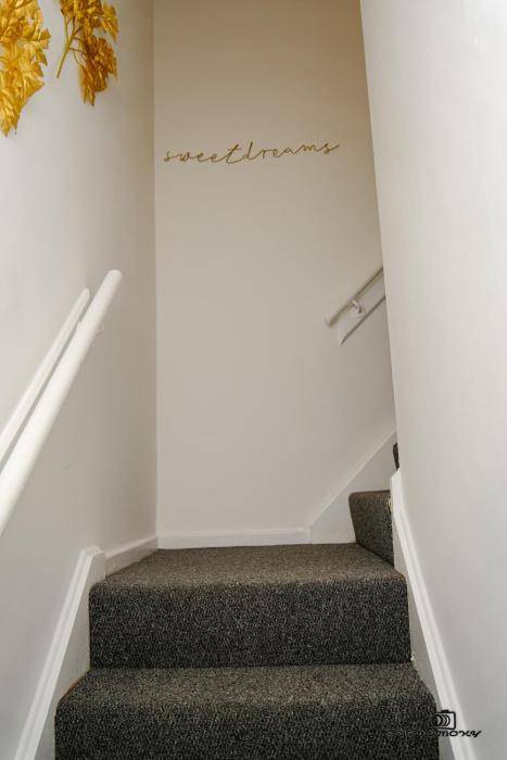 7 guests 3 bedrooms parking pet friendly