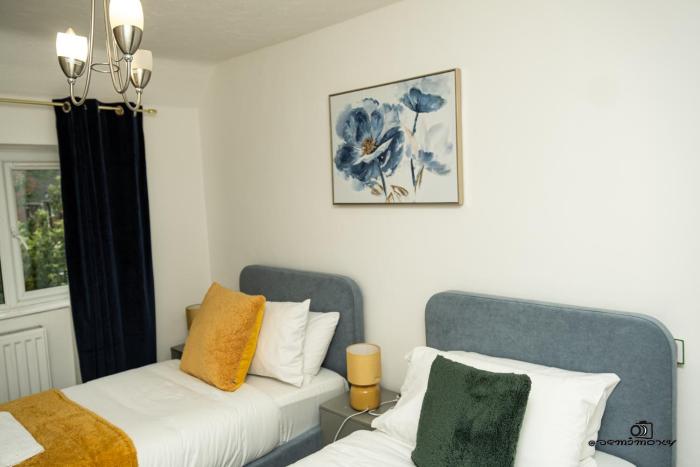7 guests 3 bedrooms parking pet friendly