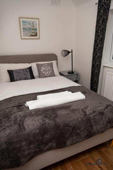 7 guests 3 bedrooms parking pet friendly