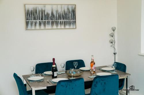 7 Guests - 3 Bedrooms - Parking - Pet Friendly,,4 star