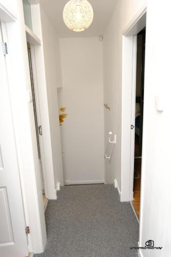 7 guests 3 bedrooms parking pet friendly