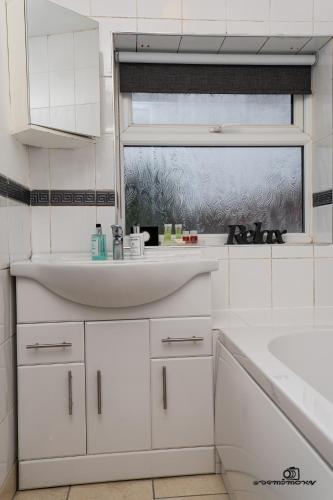 7 guests 3 bedrooms parking pet friendly