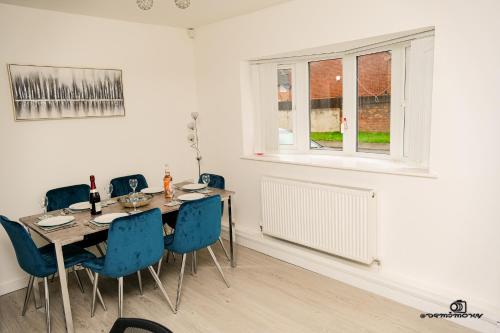 7 guests 3 bedrooms parking pet friendly