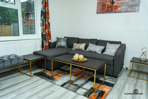 7 Guests - 3 Bedrooms - Parking - Pet Friendly,,4 star