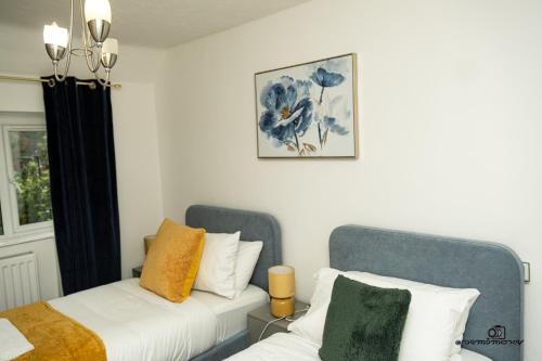 7 guests 3 bedrooms parking pet friendly