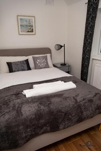 7 guests 3 bedrooms parking pet friendly