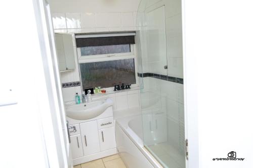 7 guests 3 bedrooms parking pet friendly