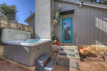 406 lodge a hot tub and 2 blks to main st