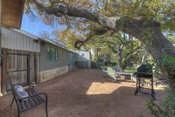 406 lodge a hot tub and 2 blks to main st