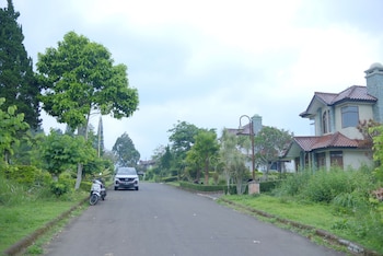 Villa Chavaminerva Hanni Ciater With Pool,,3 star
