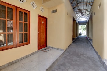 Oyo Life 92846 Kost Putra Griya Eka,,2 star